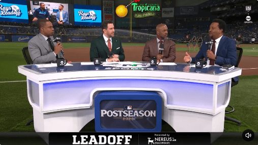 Pedro Martínez sonriendo en un evento de béisbol, con su placa del Salón de la Fama visible