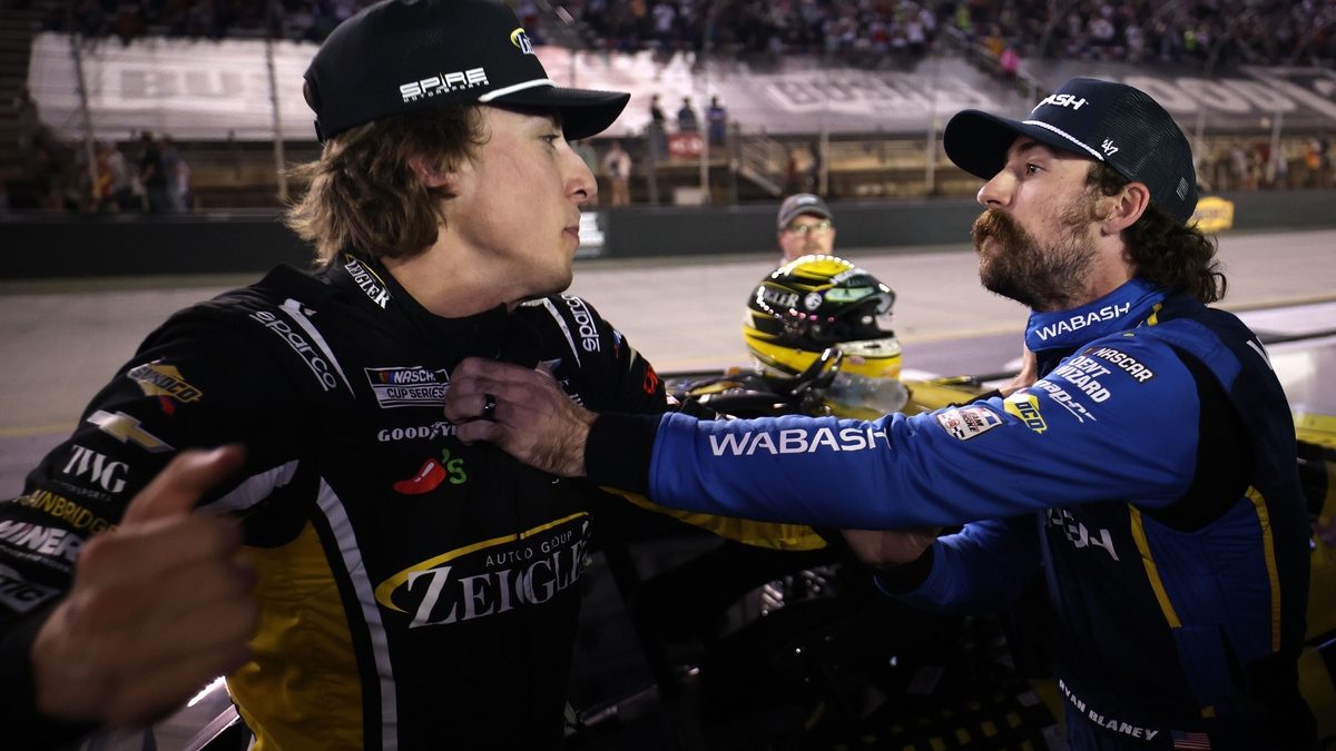 Carson Hocevar y Ryan Blaney peleando en la calle de boxes de Bristol Motor Speedway tras la carrera de NASCAR Cup