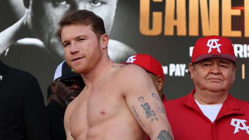 Canelo Álvarez en posición de pelea durante un combate de boxeo supermediano