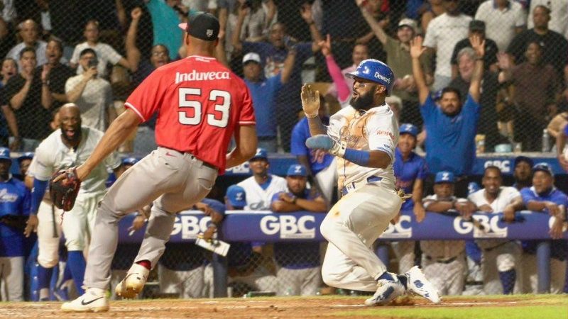 Jugadores de Licey, Toros y Águilas Cibaeñas en acción durante la jornada del domingo en la LIDOM 2026-2027