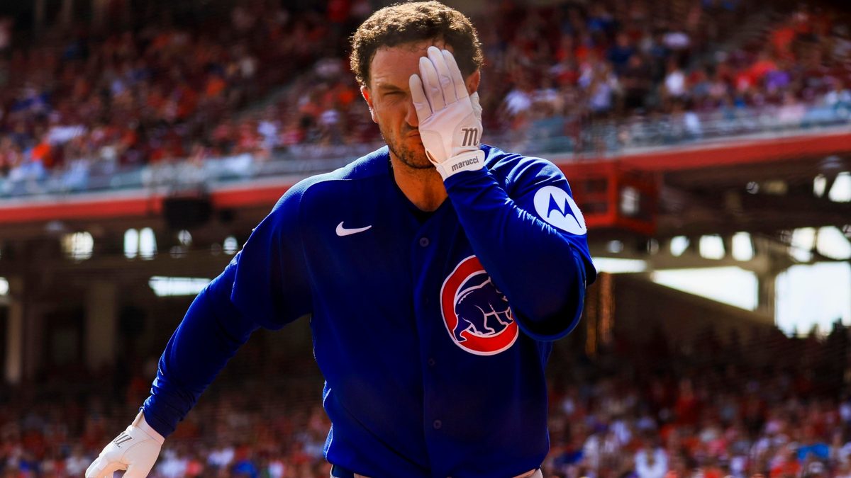 Alex Bregman siendo atendido por el personal médico de los Cubs tras recibir un pelotazo en el rostro