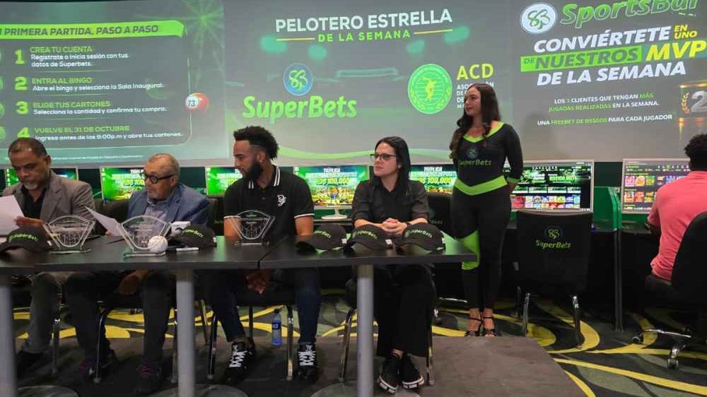 Raimel Tapia y Albert Abreu posan con el galardón Pelotero Estrella de la Semana de LIDOM en Santo Domingo