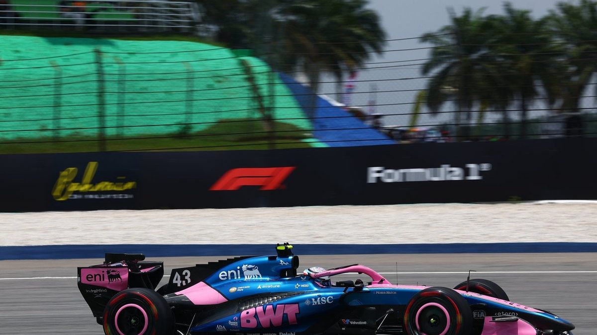 Franco Colapinto al volante del Alpine en los entrenamientos libres del Gran Premio de Bahréin en el Circuito de Sepang, Malasia