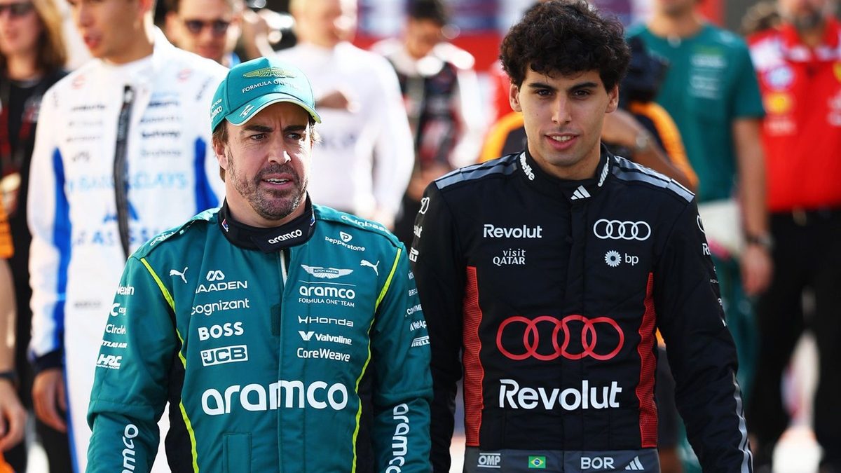 Gabriel Bortoleto con el monoplaza de Audi F1 Team en el paddock de la Fórmula 1