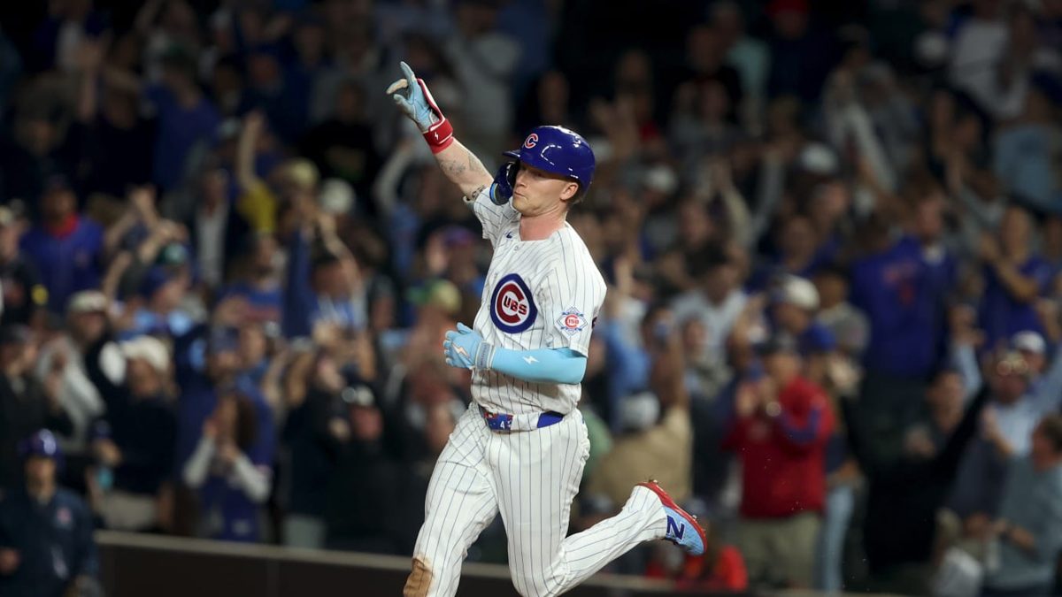 Pete Crow-Armstrong ronda las bases tras conectar su segundo jonrón de la noche ante los Braves en Wrigley Field
