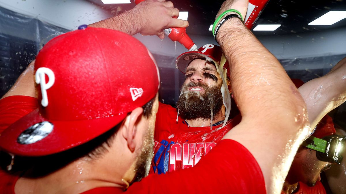 Jugadores de los Phillies celebrando con champán en el clubhouse del Citizens Bank Park tras clasificar al postemporada 2026