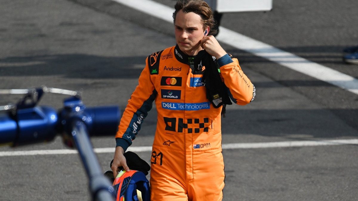 Oscar Piastri y Lando Norris con sus monoplazas de McLaren en el paddock de Fórmula 1