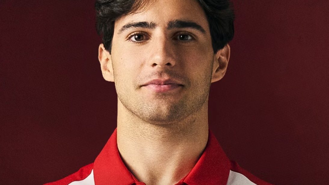 Rafael Câmara con casco y traje de competición al volante de su monoplaza en una carrera de Fórmula 2