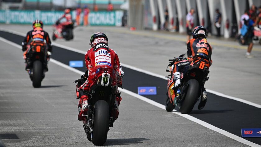 Pilotos de MotoGP en el paddock del circuito de Sepang, Malasia, durante el Gran Premio