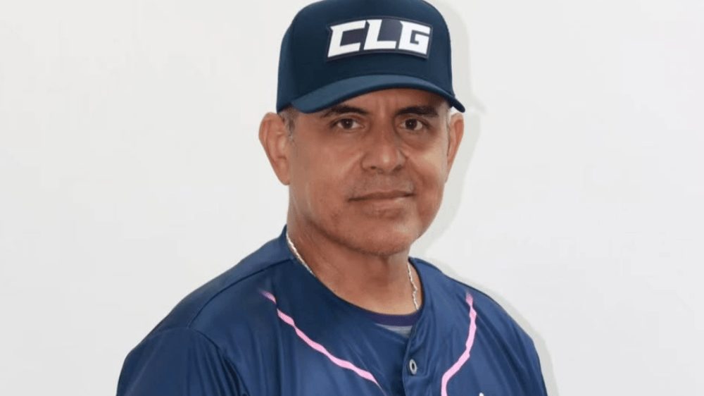 Wilson Álvarez en entrenamiento de pretemporada con los Leones del Caracas como coach de pitcheo