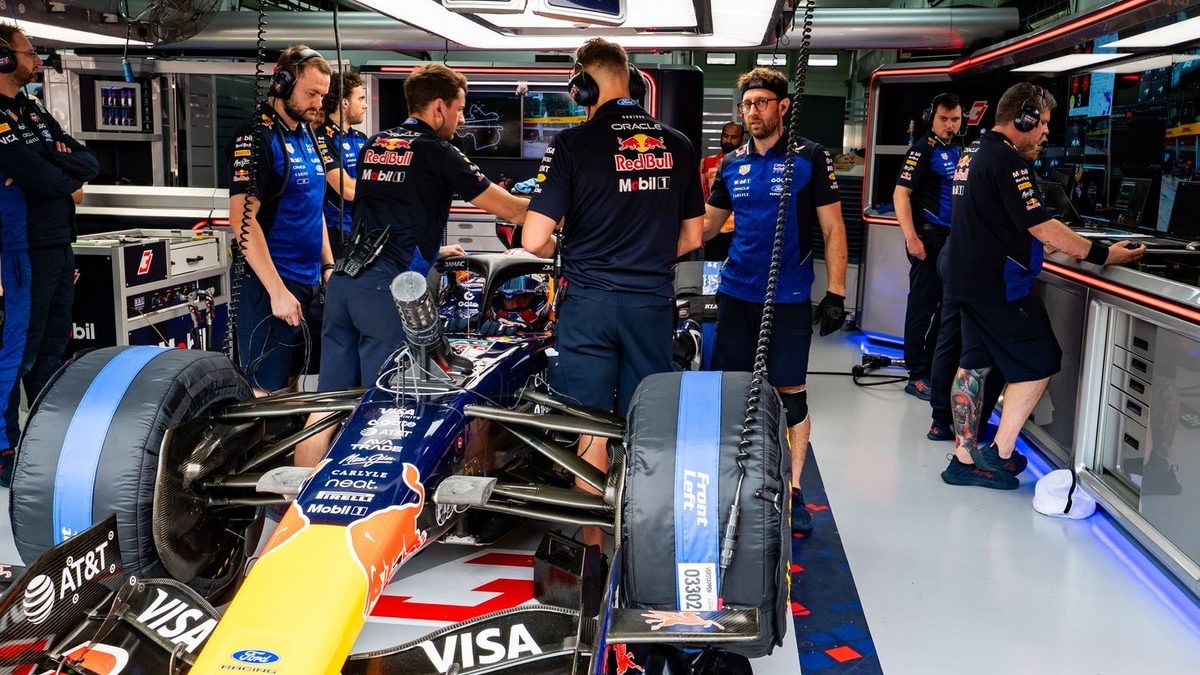 Max Verstappen al volante del Red Bull Racing durante los entrenamientos libres del Gran Premio de Malasia en el Circuito de Sepang