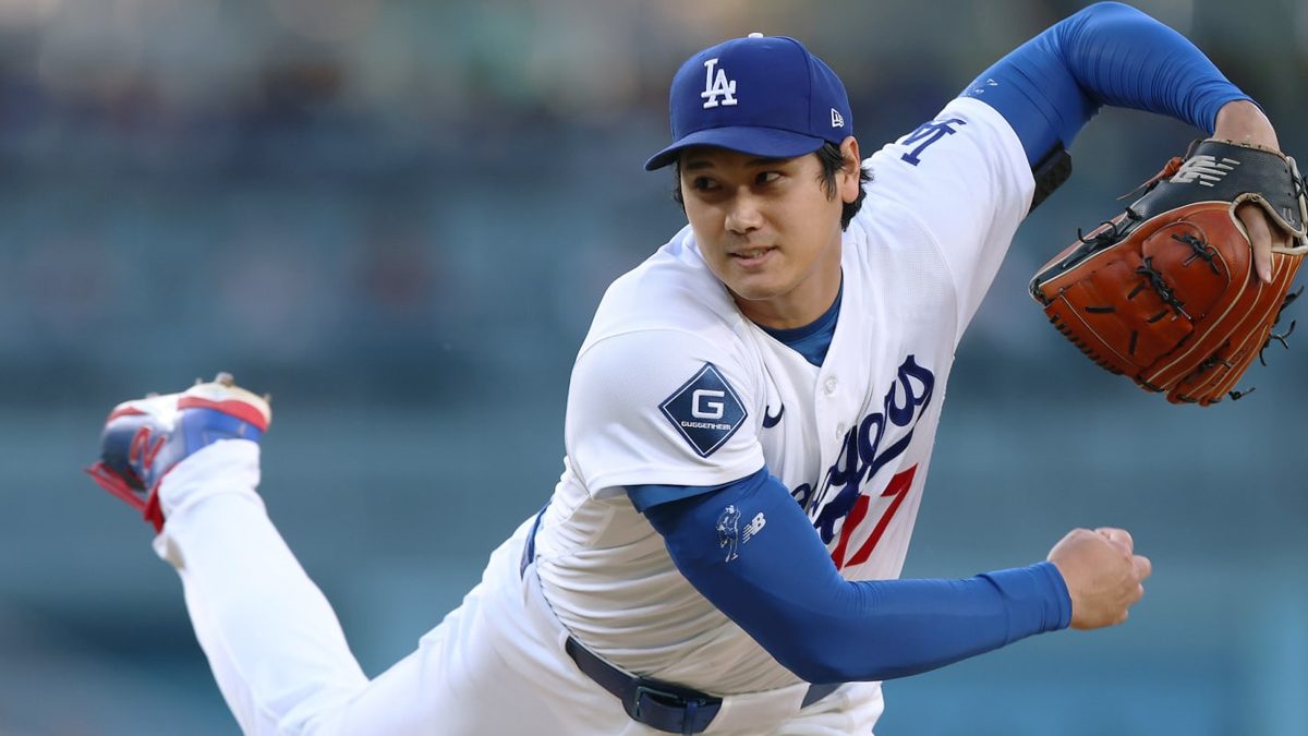 Shohei Ohtani con el uniforme de los Dodgers en posición de lanzador durante un partido de la MLB