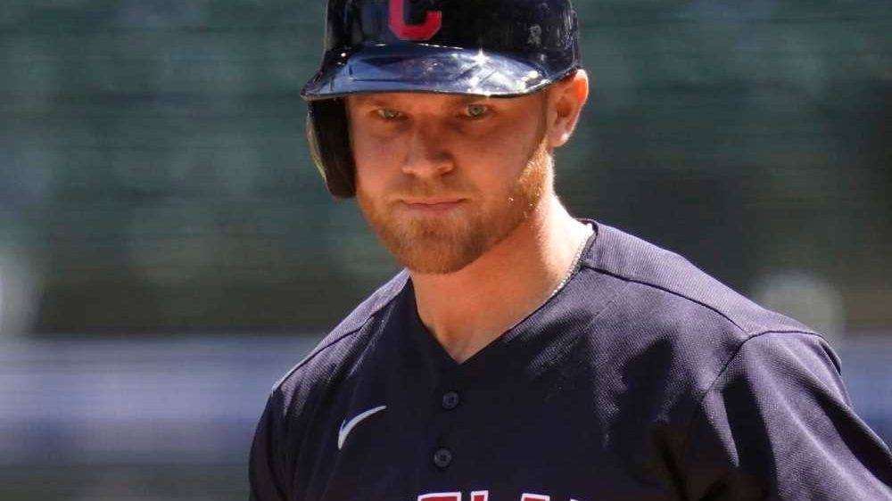 Jake Bauers celebra su jonrón en el juego tres de la Serie de Campeonato de la Liga Nacional en Chavez Ravine