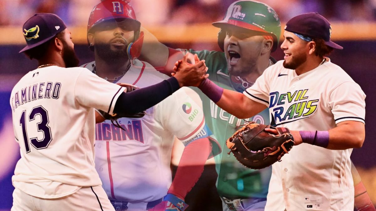 Junior Caminero y Jonathan Aranda celebran junto a compañeros de los Tampa Bay Rays tras la barrida sobre los Yankees en la Serie Divisional