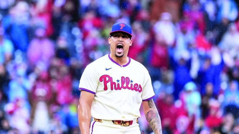 Edmundo Sosa celebra su jonrón con los Filis de Filadelfia en el último día de la temporada regular de MLB 2026
