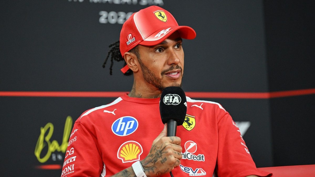 Lewis Hamilton con su marca Plus44 en la tienda pop-up de Marina Bay Sands, Singapur, durante la semana del Gran Premio