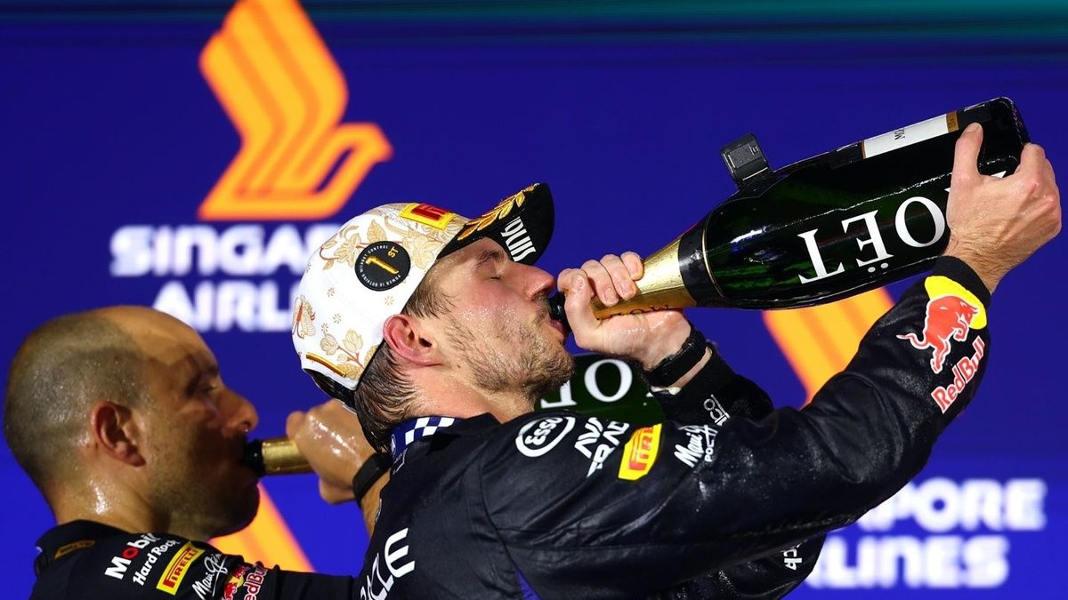 Max Verstappen y Gianpiero Lambiase celebran juntos en el podio del Gran Premio de Singapur 2026