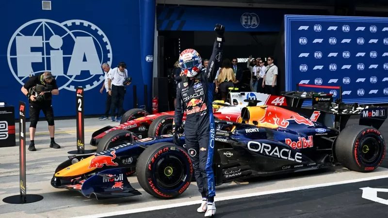 Max Verstappen celebra la pole position en el GP de Bahrein 2026 en el Circuito de Sepang, Malasia