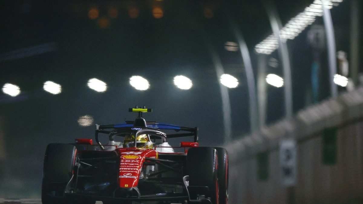 Lewis Hamilton al volante del Ferrari en la clasificación del Gran Premio de Singapur 2026