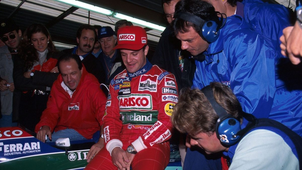 Pilotos históricos de Fórmula 1 celebrando una pole position sorpresiva en la parrilla de salida