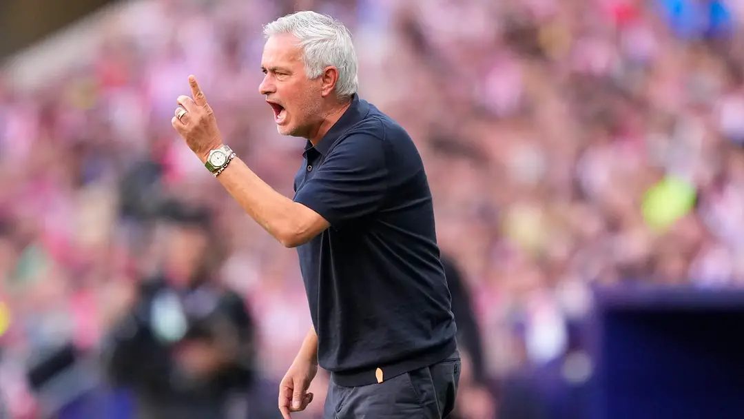 José Mourinho muestra fotografías impresas en rueda de prensa tras la derrota del Real Madrid ante el Atlético en el Metropolitano