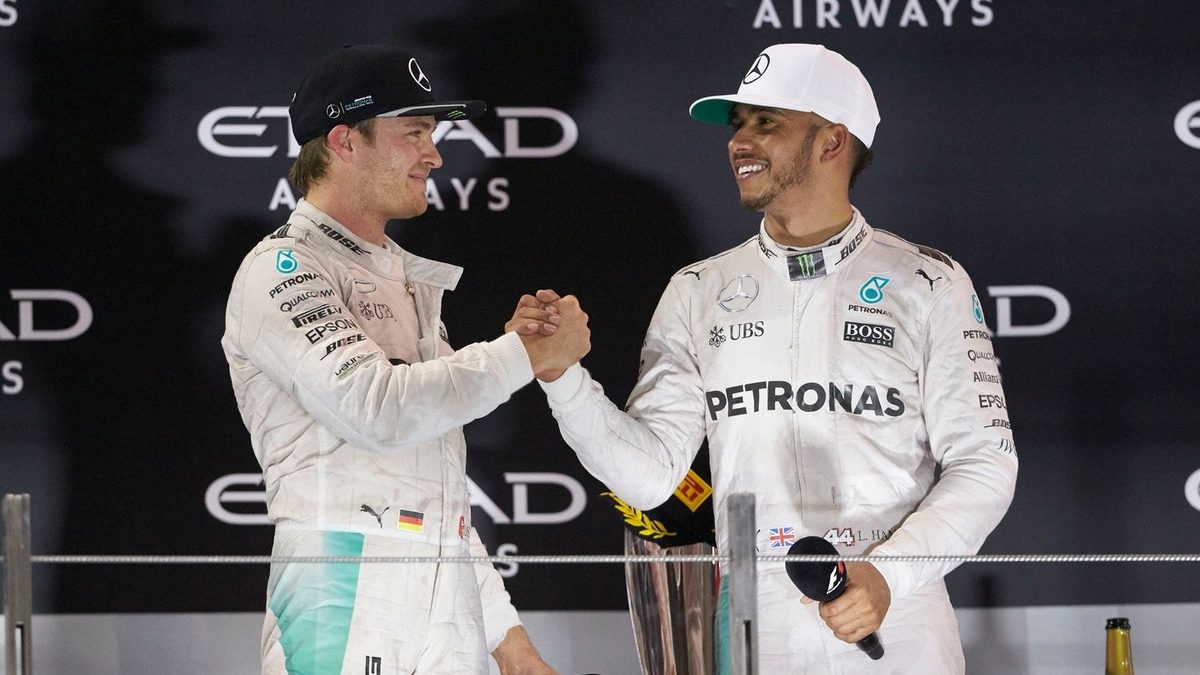Nico Rosberg y Lewis Hamilton estrechando la mano tras la carrera de Abu Dabi 2016 con los colores de Mercedes