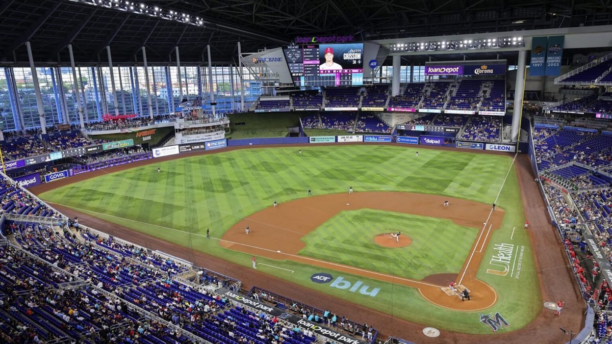 Logo de la MLB con un diamante de béisbol al fondo representando los cambios propuestos al formato de temporada