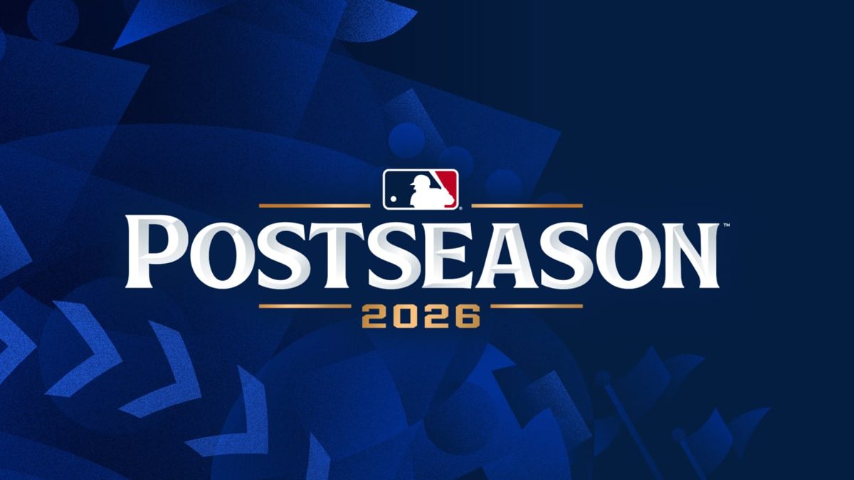 Peloteros en campo durante un juego de postemporada de MLB con estadio lleno