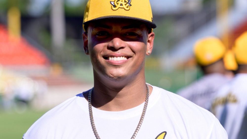 Receptor John García con el uniforme de las Águilas Cibaeñas en prácticas de pretemporada invernal 2026-2027