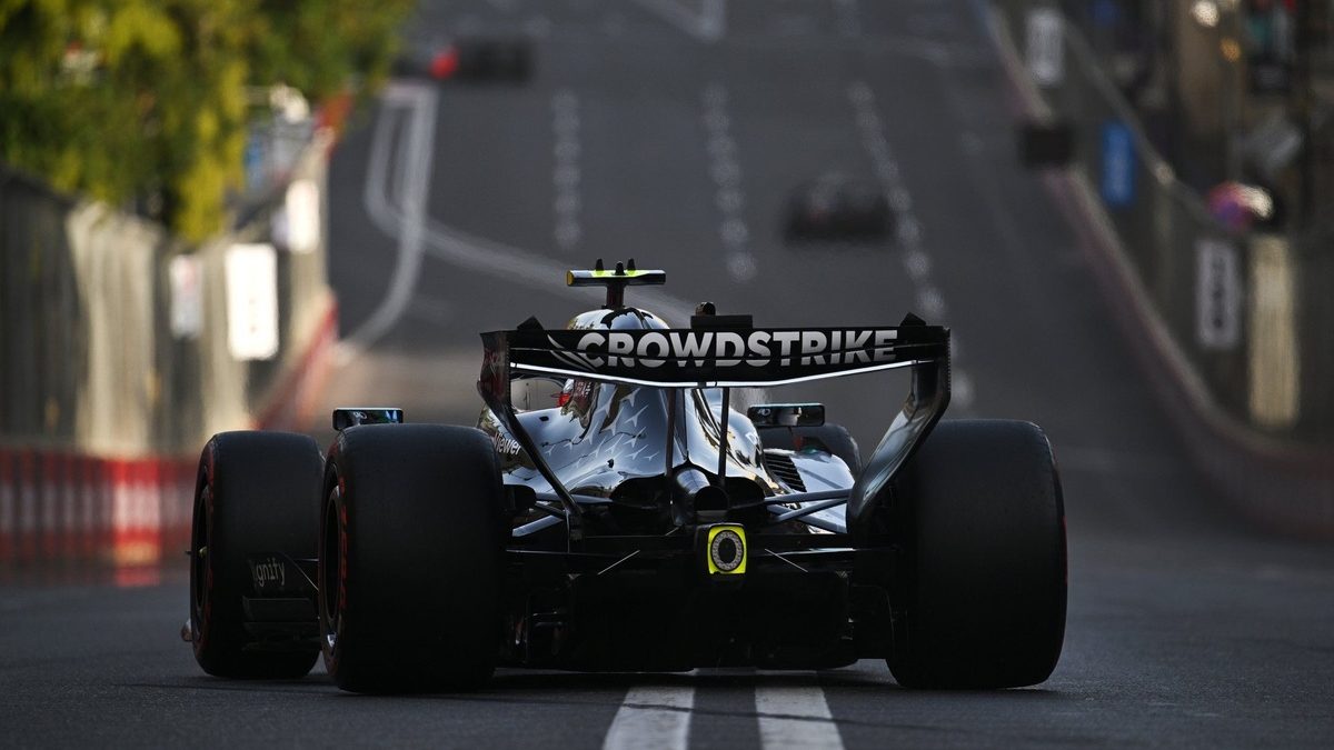 George Russell al volante del Mercedes W17 durante las prácticas libres del jueves en el Baku City Circuit, Gran Premio de Azerbaiyán de F1