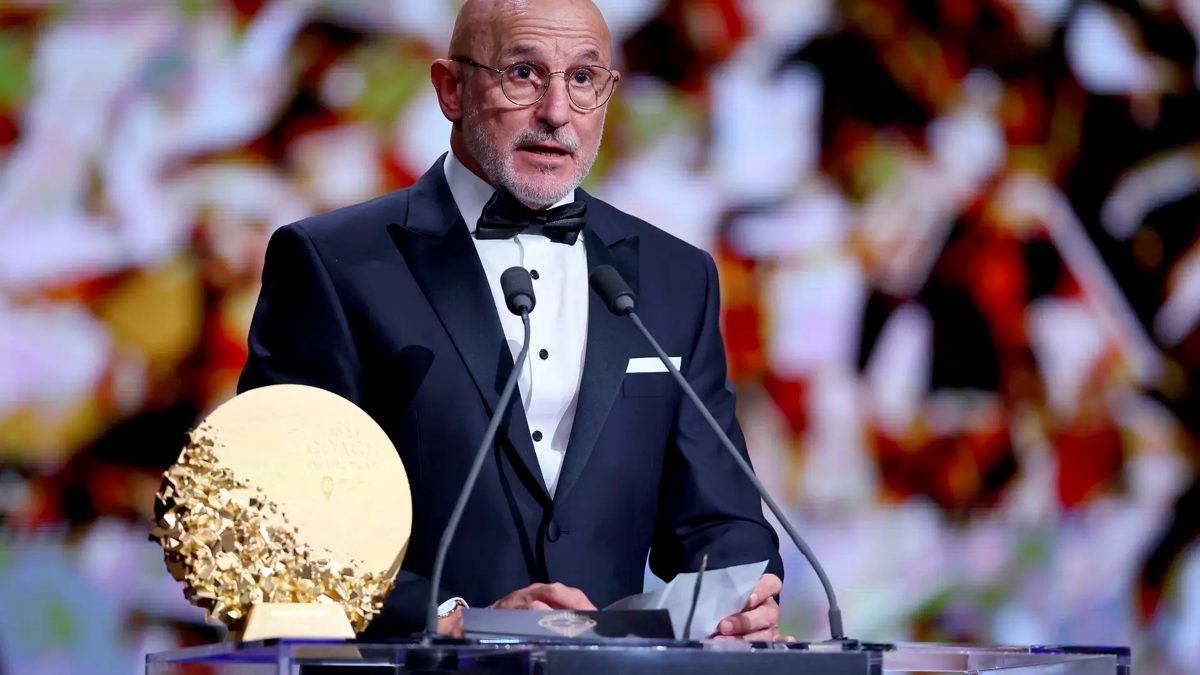 Luis de la Fuente recibe el trofeo al mejor entrenador en la gala del Balón de Oro 2026