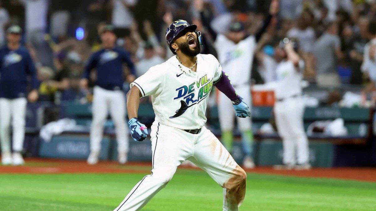 Junior Caminero, tercera base dominicano de los Rays de Tampa Bay, recibiendo el premio Juan Marichal al mejor dominicano en la MLB 2026