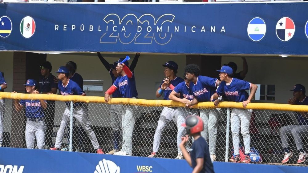 Peloteros dominicanos celebran remontada ante Nicaragua en el Campeonato Panamericano de Béisbol U18