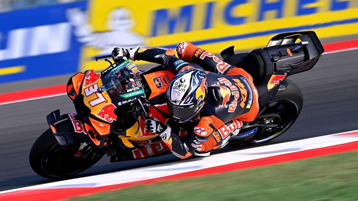 Pedro Acosta y Marc Márquez en pista durante el Gran Premio de Indonesia en Mandalika, MotoGP