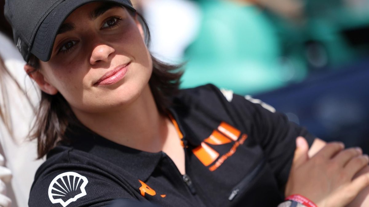 Jamie Chadwick con el casco puesto dentro de un monoplaza de carreras