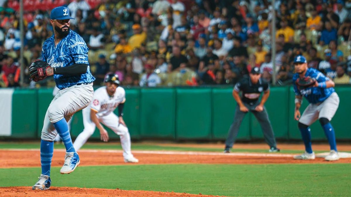 José Barrero celebra su doble decisivo en el sexto inning del Licey ante las Águilas en el Estadio Cibao