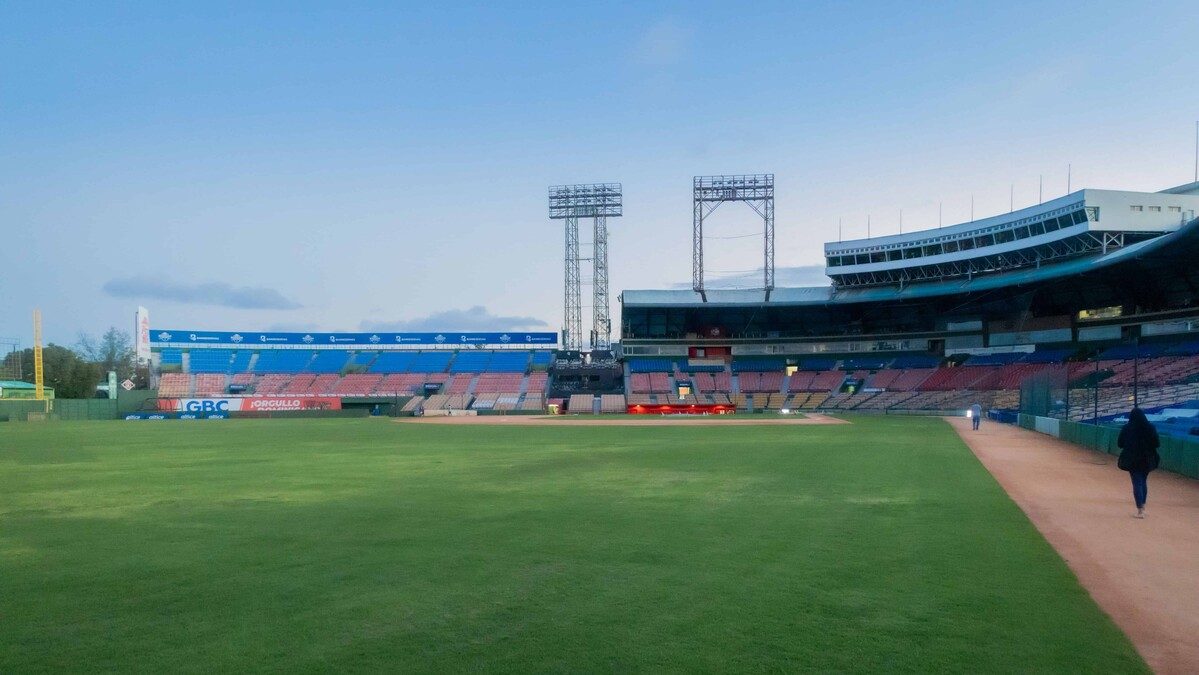 Estadio Quisqueya con las luces encendidas durante un juego entre Tigres del Licey y Leones del Escogido