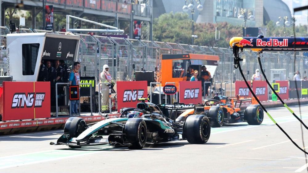George Russell al volante del Mercedes en el circuito urbano de Baku durante el primer entrenamiento libre del GP de Azerbaiyán