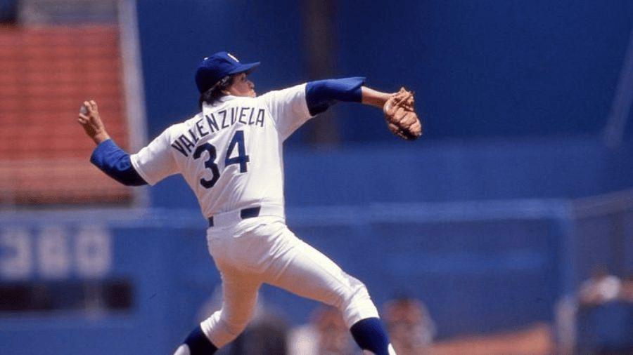 Fernando Valenzuela lanzando para los Dodgers de Los Ángeles contra los Astros de Houston en el Astrodome en 1986