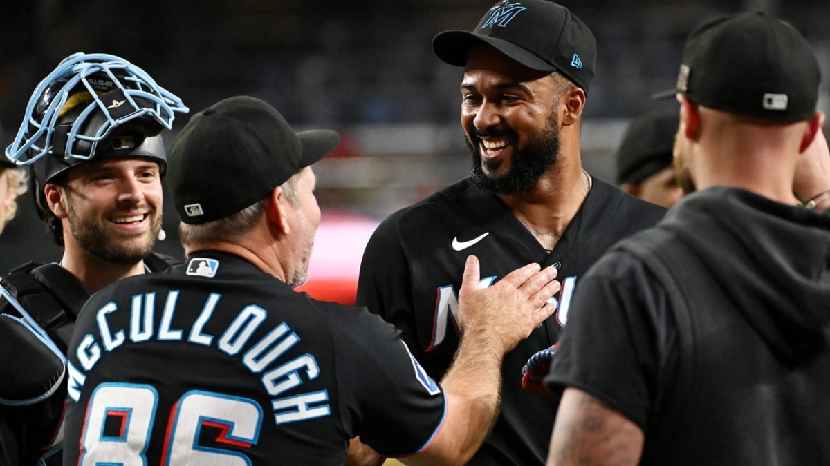Sandy Alcántara celebrando con sus compañeros de los Marlins tras anotar su primer salvado en Chase Field