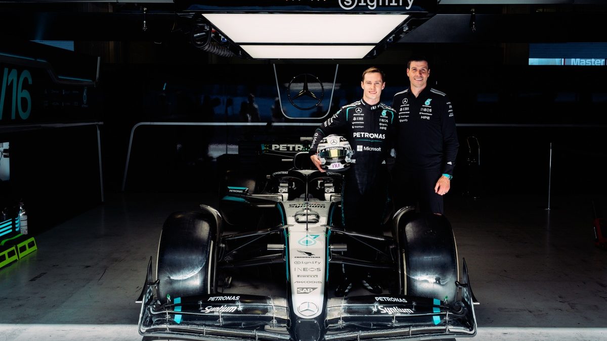 Joshua Dürksen al volante del Mercedes W16 E Performance durante las pruebas en el Autódromo de Portimão, Portugal