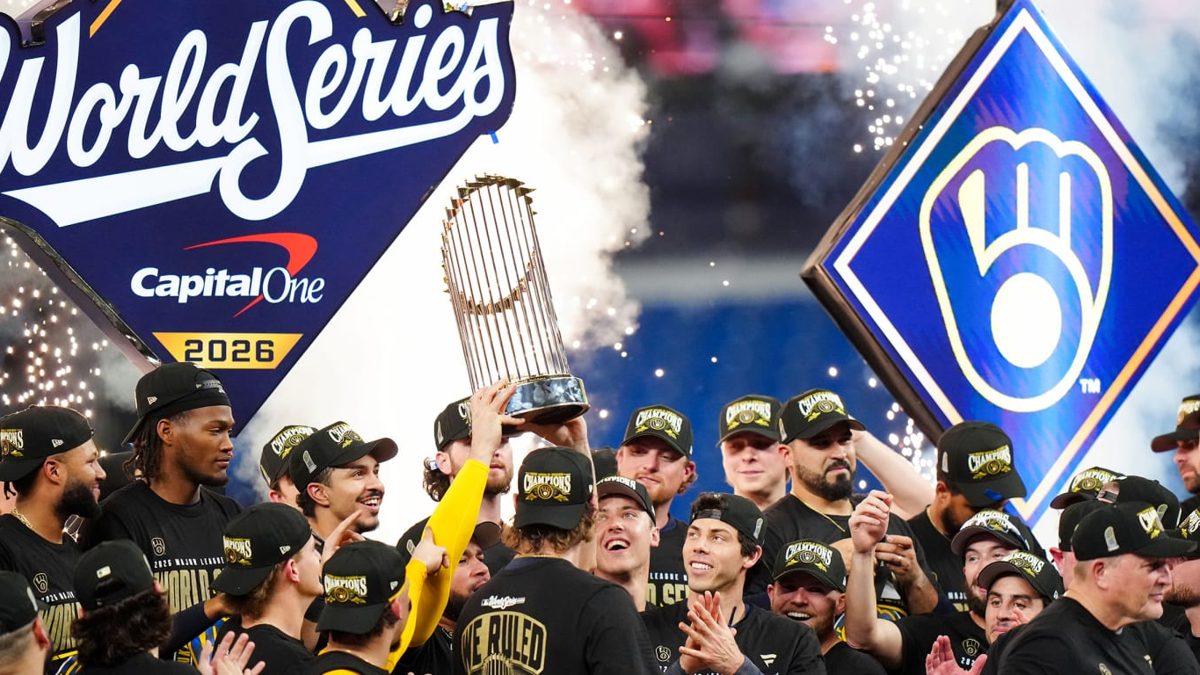 Jugadores de los Milwaukee Brewers celebrando el primer título de la Serie Mundial 2026 en el terreno