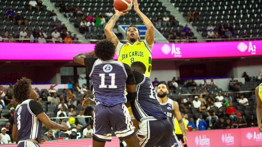 Eddy Polanco de San Carlos siendo defendido por Jessie Zarzuela de El Millón en el TBS Distrito 2026
