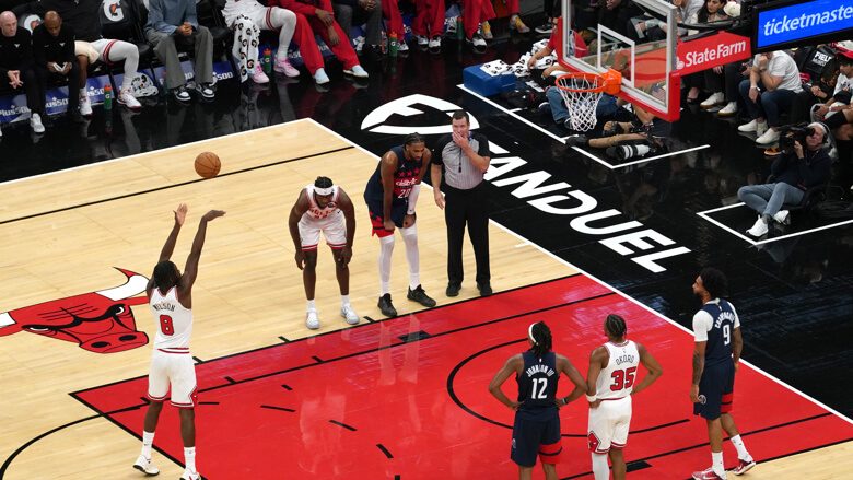 Sergio de Larrea celebra una canasta con los Dallas Mavericks en su primera gran noche en la NBA ante los San Antonio Spurs