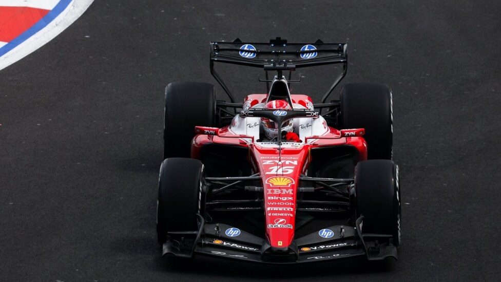 Charles Leclerc en su Ferrari SF26 liderando la primera práctica del Gran Premio de México en el autódromo Hermanos Rodríguez