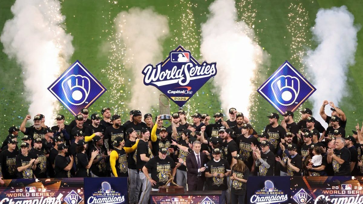 William Contreras celebra con sus compañeros de los Cerveceros de Milwaukee tras ganar la primera Serie Mundial del equipo