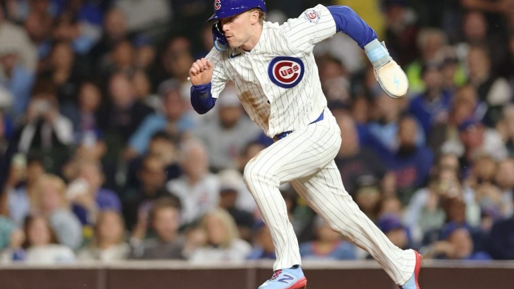 Pete Crow-Armstrong deslizándose a segunda base durante un partido de los Chicago Cubs en la temporada 2026