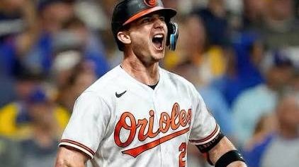 Pete Alonso con el uniforme de los Baltimore Orioles celebrando un jonrón en su primera temporada
