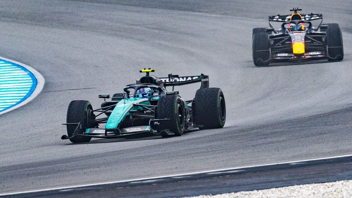 Max Verstappen celebra con el equipo Red Bull Racing tras ganar el Gran Premio de Malasia 2026 en Sepang