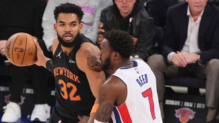 Karl-Anthony Towns celebra con sus compañeros en el Madison Square Garden tras la victoria de los Knicks sobre Detroit